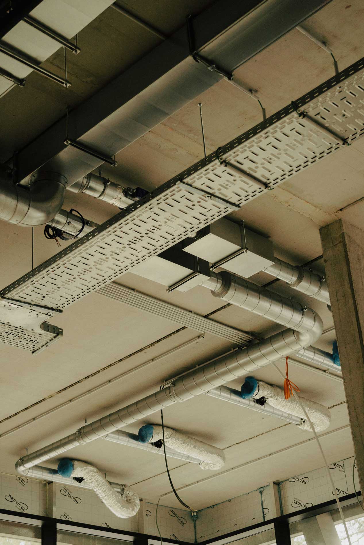 Olivé Instal·lacions - Servicio Electricidad -Más de 90 años instalando con rigor y confianza